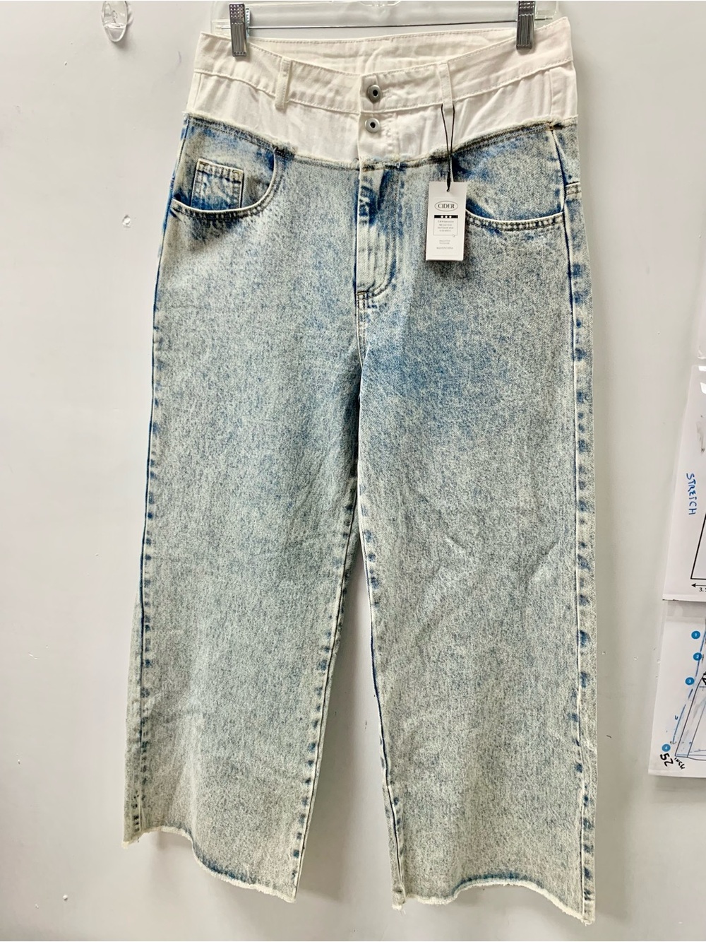 Cider NWT Women’s High-Waist Light Acid Wash Jeans White double Waistband Size L